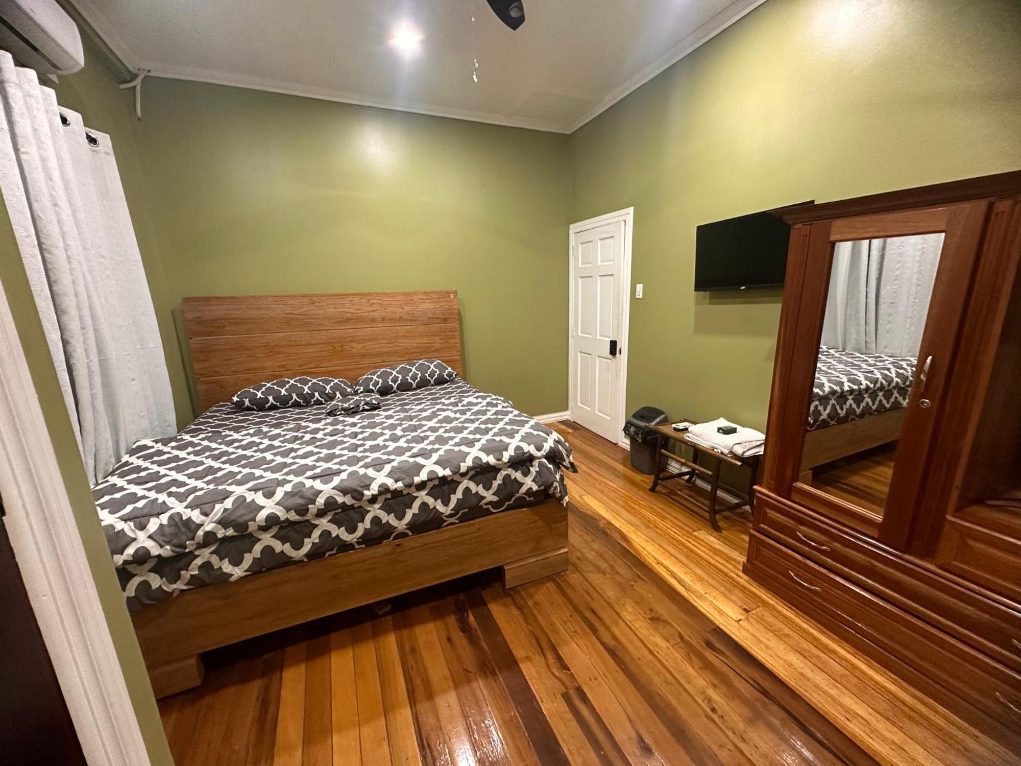 Hollywood Guesthouse Τζώρτζταουν Εξωτερικό φωτογραφία